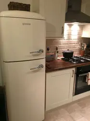 Mətbəx fotoşəkildə bej soyuducu
