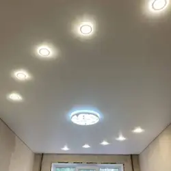 Як размяшчэнне кропкавых свяцілень на кухні фота