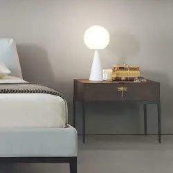 Yataq otağının interyerində çarpayı masası