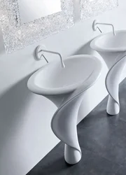 Döşəməyə quraşdırılmış lavabo ilə vanna otağı
