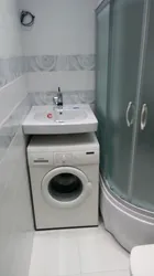 Duş, lavabo və paltaryuyan maşın olan hamamın fotoşəkili