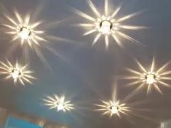 Жатын бөлмесіндегі аспалы төбенің фотосуретіне шамдарды қалай орналастыру керек