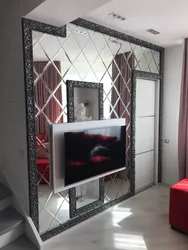 Стена зеркальная в интерьере гостиной