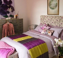 Combination of purple with others in the bedroom interior