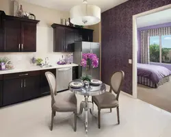 Фиолетовый и бежевый в интерьере кухни