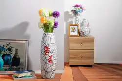 Қонақ бөлмесінің интерьеріндегі гүлдері бар едендік ваза