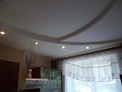 Yorug'lik bilan oshxonada ikki darajali gipsokarton shiftining fotosurati
