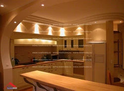 Фота двухузроўневых столяў з гіпсакардону на кухні з падсветкай