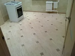Xrushchevdagi plitkalardan tayyorlangan oshxona qavatlarining fotosurati