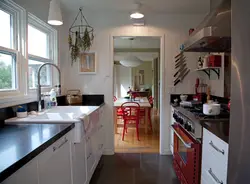 Дызайн вузкай кухні ў 2 акна