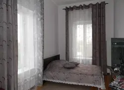 Yotoqxonadagi fotosuratda bitta deraza uchun pardalar