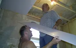 Пластикалық панельдерден жасалған ванна төбесінің қадамдық фотосуреті