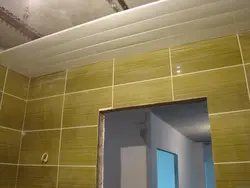 Қадам ба қадам акси шифти ҳаммом аз панелҳои пластикӣ