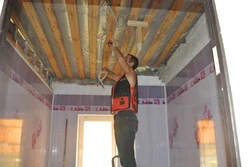 Қадам ба қадам акси шифти ҳаммом аз панелҳои пластикӣ