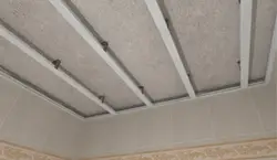 Пластикалық панельдерден жасалған ванна төбесінің қадамдық фотосуреті