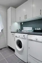 Жуынатын бөлмеде раковинаның фотосуретінің астындағы кір жуғыш машинаны орнатыңыз