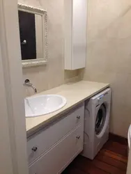 Кір жуғыш машина мен үстел үсті бар ваннаның интерьері