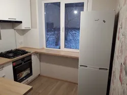Pəncərə Və Soyuducu Fotoşəkili Olan Kiçik Mətbəx Dizaynı