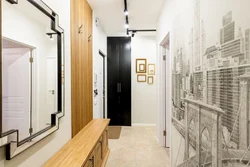 Panel evində bir mənzildə dar bir koridorun dizaynı