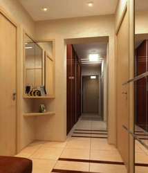 Panel evində bir mənzildə dar bir koridorun dizaynı