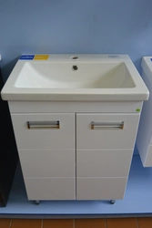Hammomdagi shkaf bilan lavabo 50 ta fotosurat
