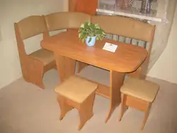 Kiçik bir mətbəx fotoşəkili üçün masa ilə mətbəx küncü