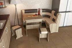 Kiçik bir mətbəx fotoşəkili üçün masa ilə mətbəx küncü