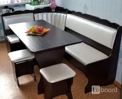 Kichik oshxona fotosurati uchun stol bilan oshxona burchagi