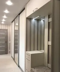 Дизайн узкой прихожей со шкафом купе в современном стиле