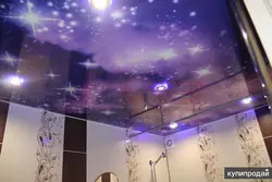 Ванна бөлмесінің гүлдері бар аспалы төбенің фотосы