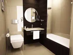 Бір бөлмелі дизайндағы дәретхана мен ванна
