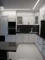 Qaranlıq tezgah fotoşəkili ilə açıq boz mətbəx