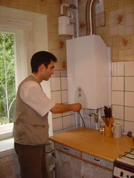 Газовый котел на кухне дома фото