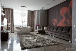 Divan bilan yashash xonasining ichki qismidagi gilamlar