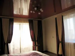 Интерьер спальни коричневый потолок
