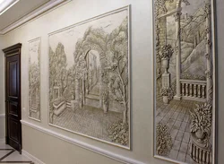 Ichki qismdagi koridorda devorga panel