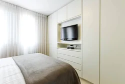 Televizorli kichkina yotoqxonaning ichki qismi