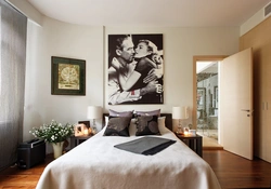 How to arrange photos in the bedroom