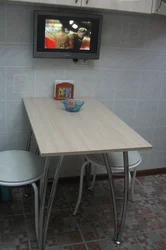 Stolun üstündə mətbəxdə televizorun şəkli