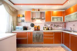 Оранжевая кухня в интерьере с каким цветом