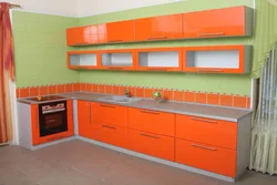 Оранжевая кухня в интерьере с каким цветом