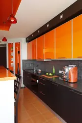 Оранжевая кухня в интерьере с каким цветом