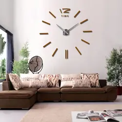 Daxili fotoşəkildə qonaq otağında böyük divar saatı