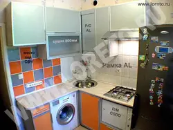 Дызайн кухні ў хрушчоўцы з газавай калонкай і халадзільнікам пральнай