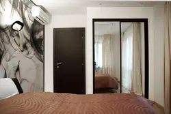 Yataq otağında qaranlıq qapı fotoşəkili