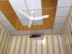 Mətbəx fotoşəkilində PVC panellərdən hazırlanmış tavan