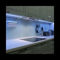 Шкафтардың астындағы ас үйге арналған жарықдиодты жолақ фото