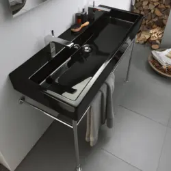 Hammom ichki qismidagi qora lavabo