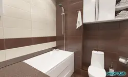 Ваннаның дизайны ақ және қоңыр түсті