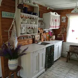 Интерьер кухни в доме в деревне